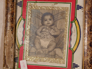 vecchia fotografia indiana raffigurante un bimbo, cornice e foto databili anni 70/80, pezzo unico conservato originale. legno e foto .  dimensioni cornice 19x23 cm   per ulteriori info o dettagli mail info@etniko.it whatsapp 0039 3338778241  instagram / facebook / etsy : etnikobycrosato