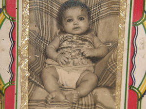 vecchia fotografia indiana raffigurante un bimbo, cornice e foto databili anni 70/80, pezzo unico conservato originale. legno e foto .  dimensioni cornice 19x23 cm   per ulteriori info o dettagli mail info@etniko.it whatsapp 0039 3338778241  instagram / facebook / etsy : etnikobycrosato