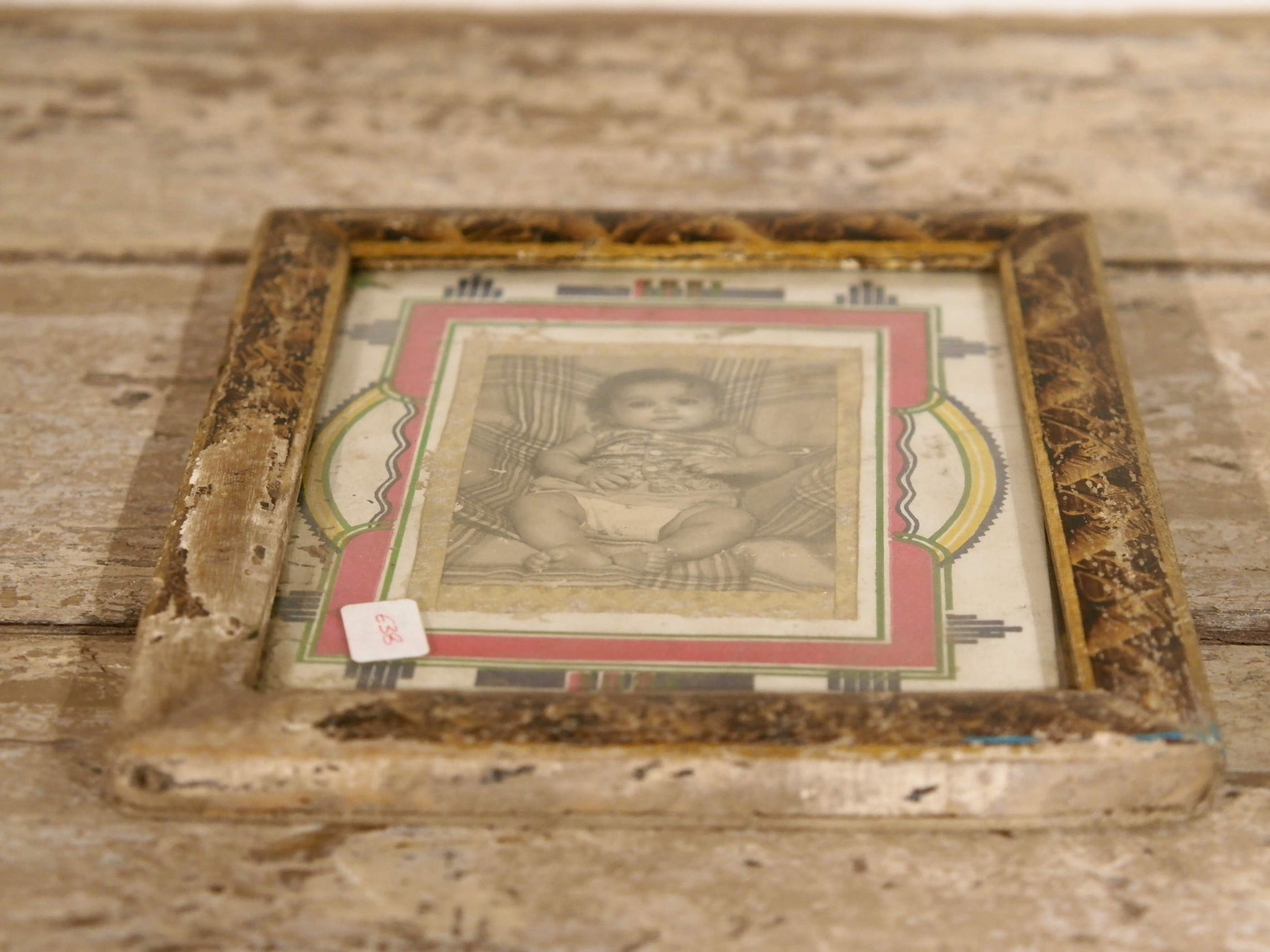vecchia fotografia indiana raffigurante un bimbo, cornice e foto databili anni 70/80, pezzo unico conservato originale. legno e foto .  dimensioni cornice 19x23 cm   per ulteriori info o dettagli mail info@etniko.it whatsapp 0039 3338778241  instagram / facebook / etsy : etnikobycrosato