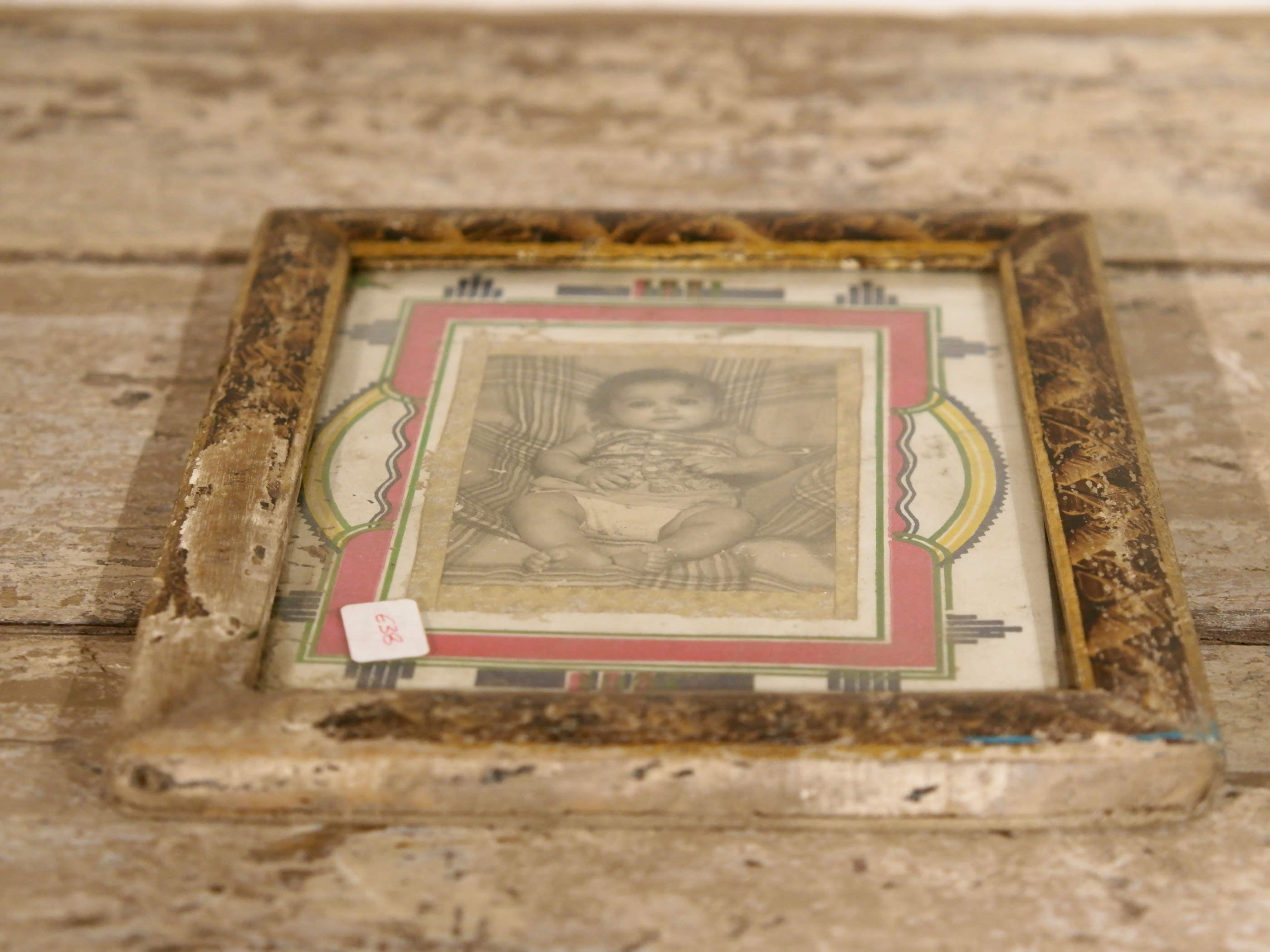vecchia fotografia indiana raffigurante un bimbo, cornice e foto databili anni 70/80, pezzo unico conservato originale. legno e foto .  dimensioni cornice 19x23 cm   per ulteriori info o dettagli mail info@etniko.it whatsapp 0039 3338778241  instagram / facebook / etsy : etnikobycrosato