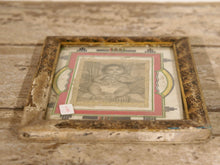 Carica l&#39;immagine nel visualizzatore di Gallery, vecchia fotografia indiana raffigurante un bimbo, cornice e foto databili anni 70/80, pezzo unico conservato originale. legno e foto .  dimensioni cornice 19x23 cm   per ulteriori info o dettagli mail info@etniko.it whatsapp 0039 3338778241  instagram / facebook / etsy : etnikobycrosato