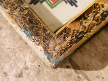 Carica l&#39;immagine nel visualizzatore di Gallery, vecchia fotografia indiana raffigurante un bimbo, cornice e foto databili anni 70/80, pezzo unico conservato originale. legno e foto .  dimensioni cornice 19x23 cm   per ulteriori info o dettagli mail info@etniko.it whatsapp 0039 3338778241  instagram / facebook / etsy : etnikobycrosato