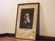 Carica l&#39;immagine nel visualizzatore di Gallery, vecchia fotografia indiana raffigurate volto . cornice e foto databili anni 70/80 . pezzo unico conservato originale . legno e foto .  misure cornice 26 x 36cm   per ulteriori info o dettagli info@etniko.itinstagram / facebook / etsy : etnikobycrosato whatsapp 0039 3338778241