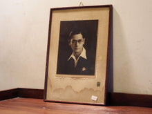 Carica l&#39;immagine nel visualizzatore di Gallery, vecchia fotografia indiana raffigurate volto . cornice e foto databili anni 70/80 . pezzo unico conservato originale . legno e foto .  misure cornice 26 x 36cm   per ulteriori info o dettagli info@etniko.itinstagram / facebook / etsy : etnikobycrosato whatsapp 0039 3338778241