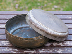 Antico chapati box in ottone lavorato artigianalmente ed inciso sulla parte superiore.Dimensioni diametro 21 h8cm
