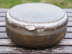 Antico chapati box in ottone lavorato artigianalmente ed inciso sulla parte superiore.Dimensioni diametro 21 h8cm