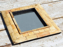 Carica l&#39;immagine nel visualizzatore di Gallery, Cornice In Legno Rivestita In Osso Con Specchio.  Dimensioni 21x25xprofondità 2cm.   per altre info o foto info@etniko.it 0039 3338778241 instagram / facebook / etsy / pinterest : etnikobycrosato