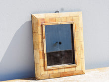 Carica l&#39;immagine nel visualizzatore di Gallery, Cornice In Legno Rivestita In Osso Con Specchio.  Dimensioni 21x25xprofondità 2cm.   per altre info o foto info@etniko.it 0039 3338778241 instagram / facebook / etsy / pinterest : etnikobycrosato