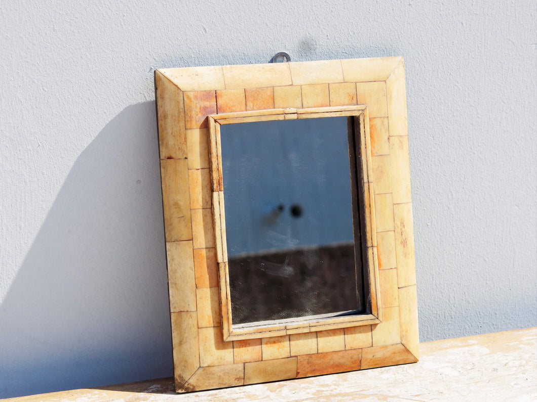 Cornice In Legno Rivestita In Osso Con Specchio.  Dimensioni 21x25xprofondità 2cm.   per altre info o foto info@etniko.it 0039 3338778241 instagram / facebook / etsy / pinterest : etnikobycrosato