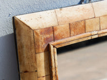 Carica l&#39;immagine nel visualizzatore di Gallery, Cornice In Legno Rivestita In Osso Con Specchio.  Dimensioni 21x25xprofondità 2cm.   per altre info o foto info@etniko.it 0039 3338778241 instagram / facebook / etsy / pinterest : etnikobycrosato