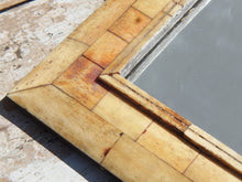 Carica l&#39;immagine nel visualizzatore di Gallery, Cornice In Legno Rivestita In Osso Con Specchio.  Dimensioni 21x25xprofondità 2cm.   per altre info o foto info@etniko.it 0039 3338778241 instagram / facebook / etsy / pinterest : etnikobycrosato