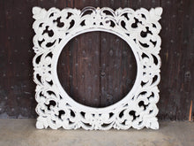Carica l&#39;immagine nel visualizzatore di Gallery, Cornice in legno traforata indiana dipinta bianca.  Dimensioni 55x55 prof.3cm.     per ulteriori info o foto info@etniko.it 0039 3338778241 instagram / facebook / etsy : etnikobycrosato