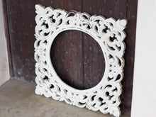 Carica l&#39;immagine nel visualizzatore di Gallery, Cornice in legno traforata indiana dipinta bianca.  Dimensioni 55x55 prof.3cm.     per ulteriori info o foto info@etniko.it 0039 3338778241 instagram / facebook / etsy : etnikobycrosato