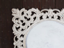 Carica l&#39;immagine nel visualizzatore di Gallery, Cornice in legno traforata indiana dipinta bianca.  Dimensioni 64x64 prof.3cm.     per ulteriori info o foto info@etniko.it 0039 3338778241 instagram / facebook / etsy : etnikobycrosato