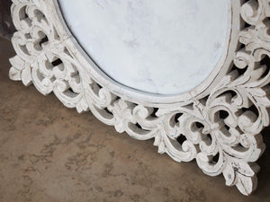 Cornice in legno traforata indiana dipinta bianca.  Dimensioni 64x64 prof.3cm.     per ulteriori info o foto info@etniko.it 0039 3338778241 instagram / facebook / etsy : etnikobycrosato