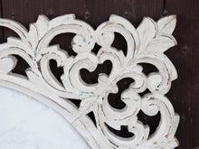 Carica l&#39;immagine nel visualizzatore di Gallery, Cornice in legno traforata indiana dipinta bianca.  Dimensioni 64x64 prof.3cm.     per ulteriori info o foto info@etniko.it 0039 3338778241 instagram / facebook / etsy : etnikobycrosato