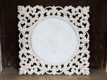 Carica l&#39;immagine nel visualizzatore di Gallery, Cornice in legno traforata indiana dipinta bianca.  Dimensioni 64x64 prof.3cm.     per ulteriori info o foto info@etniko.it 0039 3338778241 instagram / facebook / etsy : etnikobycrosato