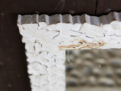 Cornice in legno traforata indiana dipinta bianca con specchio.  Dimensioni 71x71 prof.3cm.     per ulteriori info o foto info@etniko.it 0039 3338778241 instagram / facebook / etsy : etnikobycrosato