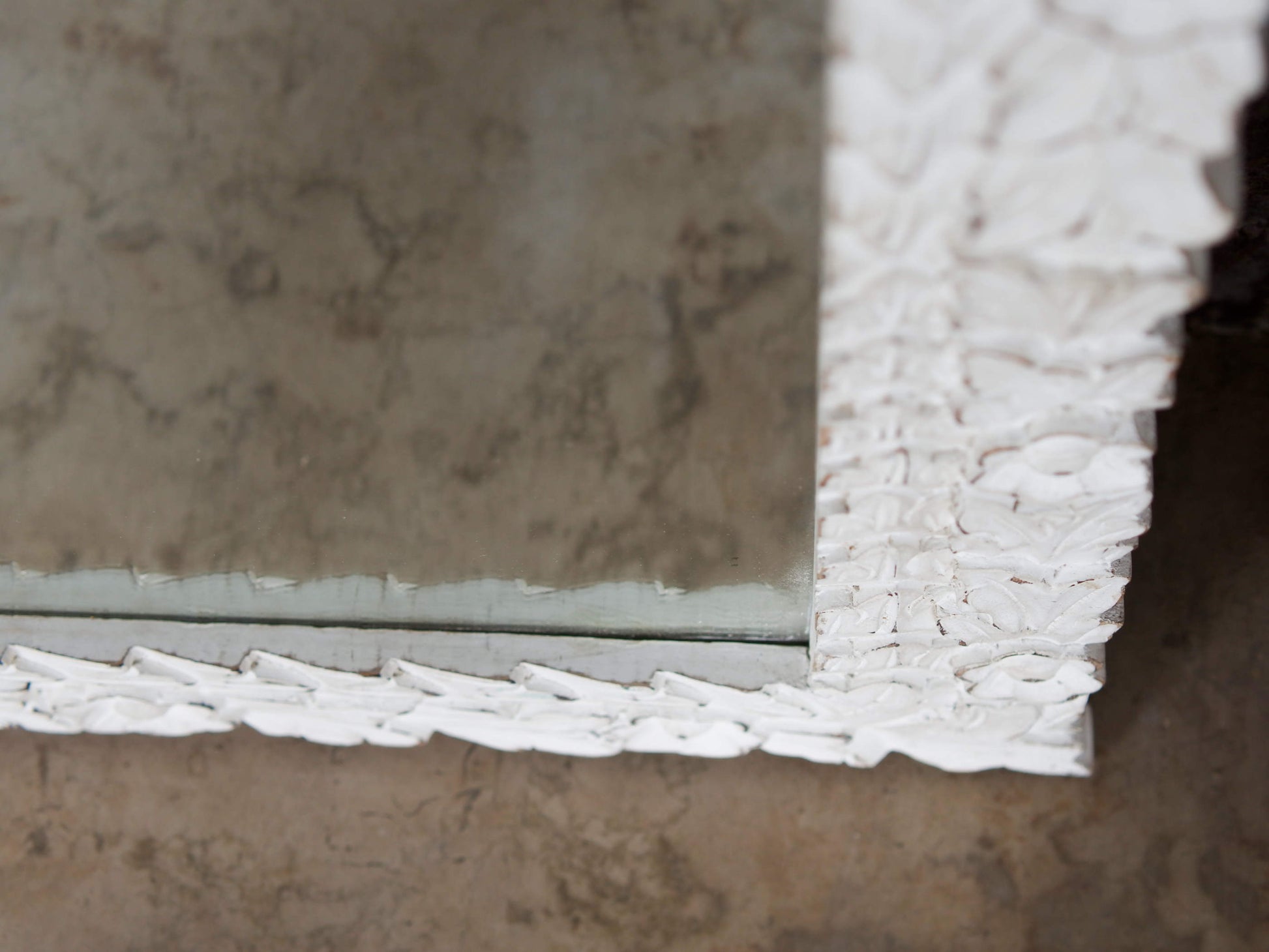 Cornice in legno traforata indiana dipinta bianca con specchio.  Dimensioni 71x71 prof.3cm.     per ulteriori info o foto info@etniko.it 0039 3338778241 instagram / facebook / etsy : etnikobycrosato