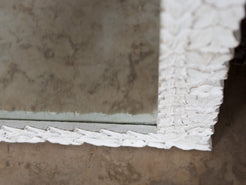 Cornice in legno traforata indiana dipinta bianca con specchio.  Dimensioni 71x71 prof.3cm.     per ulteriori info o foto info@etniko.it 0039 3338778241 instagram / facebook / etsy : etnikobycrosato