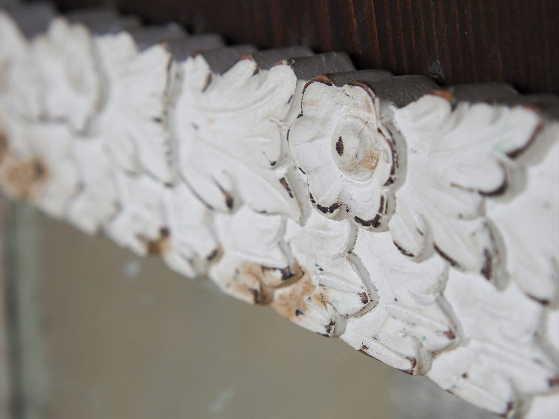 Cornice in legno traforata indiana dipinta bianca con specchio.  Dimensioni 71x71 prof.3cm.     per ulteriori info o foto info@etniko.it 0039 3338778241 instagram / facebook / etsy : etnikobycrosato