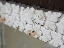 Cornice in legno traforata indiana dipinta bianca con specchio.  Dimensioni 71x71 prof.3cm.     per ulteriori info o foto info@etniko.it 0039 3338778241 instagram / facebook / etsy : etnikobycrosato