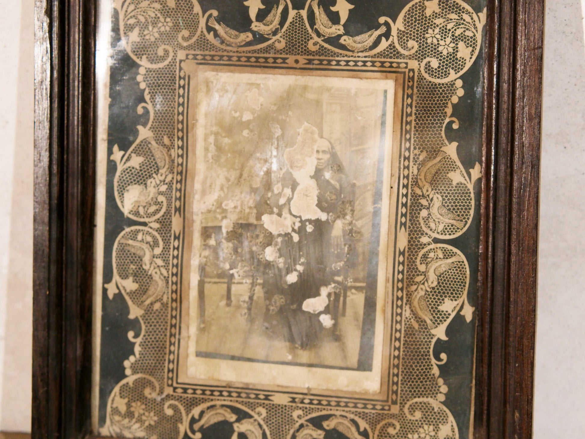 vecchia fotografia indiana raffigurante una donna, cornice e foto databili anni 70/80, pezzo unico conservato originale. legno e foto .  dimensioni cornice 27x23 cm   per ulteriori info o dettagli mail info@etniko.it whatsapp 0039 3338778241  instagram / facebook / etsy : etnikobycrosato