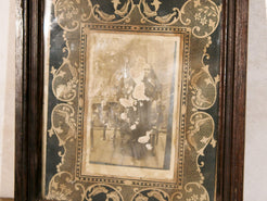 vecchia fotografia indiana raffigurante una donna, cornice e foto databili anni 70/80, pezzo unico conservato originale. legno e foto .  dimensioni cornice 27x23 cm   per ulteriori info o dettagli mail info@etniko.it whatsapp 0039 3338778241  instagram / facebook / etsy : etnikobycrosato