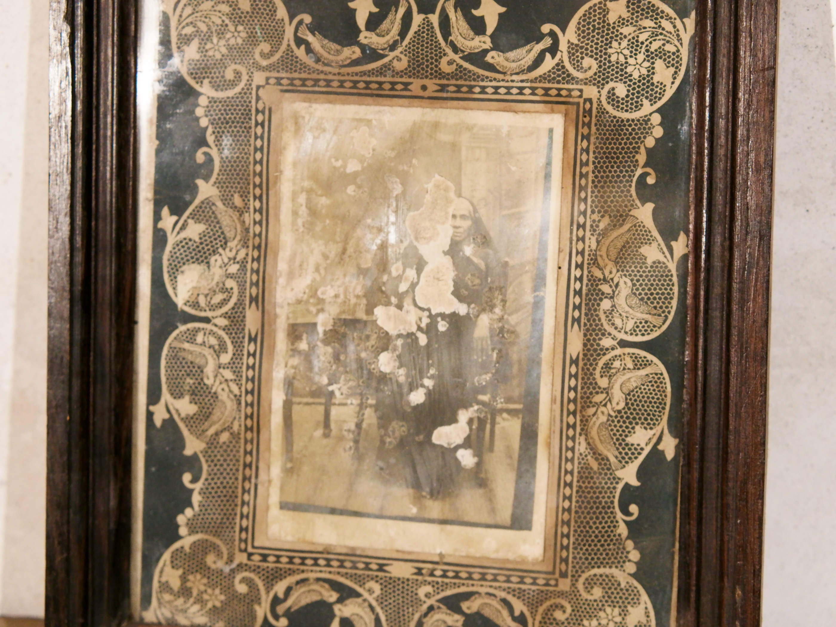 vecchia fotografia indiana raffigurante una donna, cornice e foto databili anni 70/80, pezzo unico conservato originale. legno e foto .  dimensioni cornice 27x23 cm   per ulteriori info o dettagli mail info@etniko.it whatsapp 0039 3338778241  instagram / facebook / etsy : etnikobycrosato
