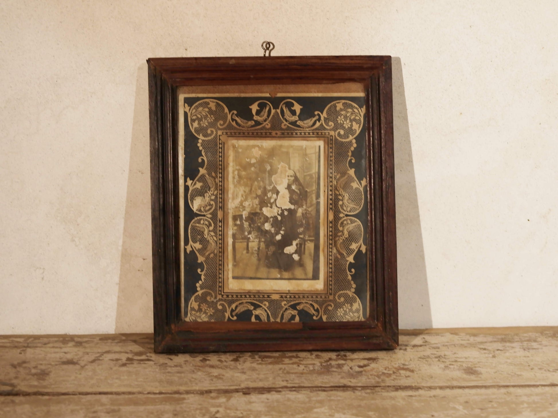 vecchia fotografia indiana raffigurante una donna, cornice e foto databili anni 70/80, pezzo unico conservato originale. legno e foto .  dimensioni cornice 27x23 cm   per ulteriori info o dettagli mail info@etniko.it whatsapp 0039 3338778241  instagram / facebook / etsy : etnikobycrosato