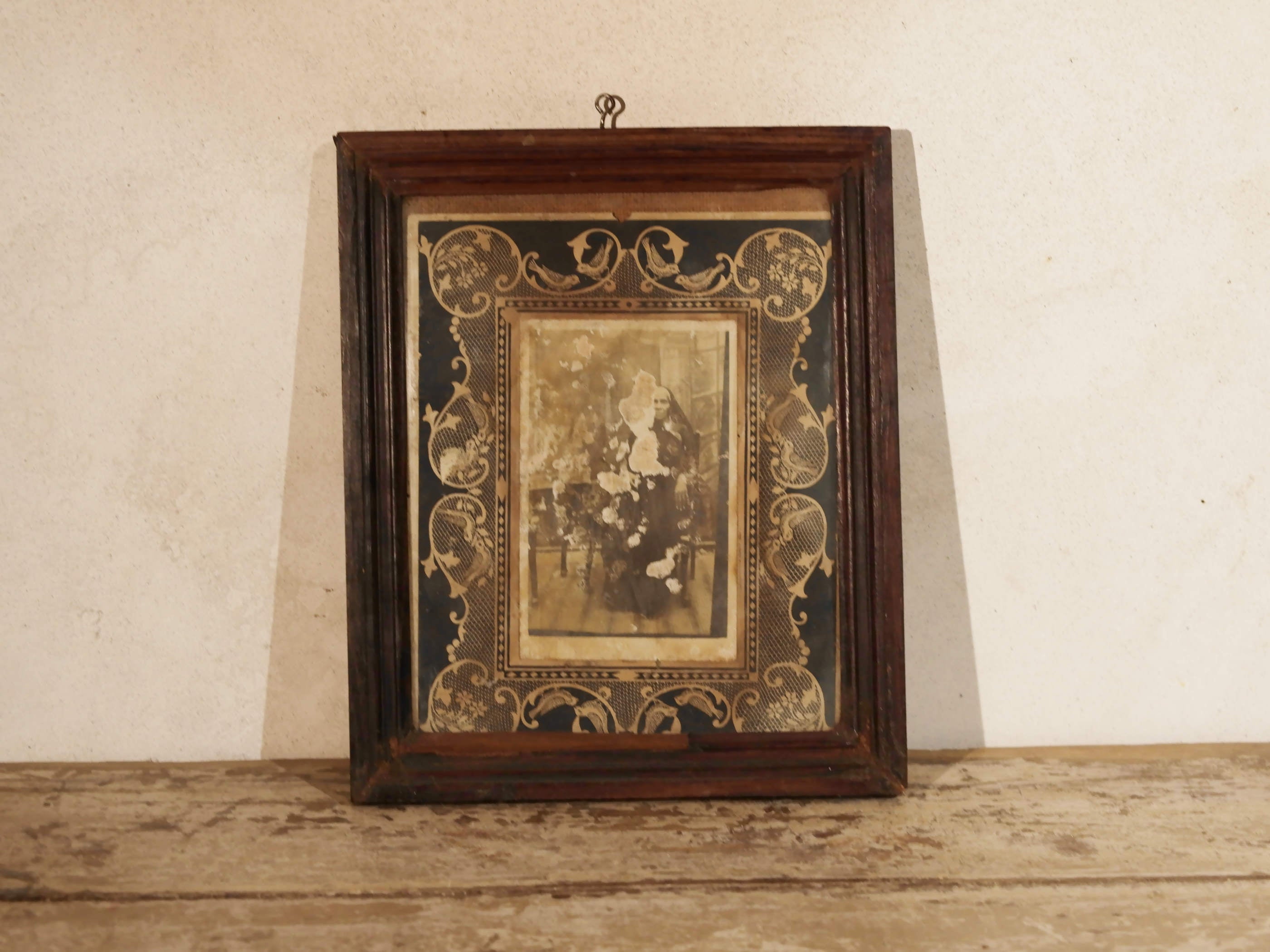 vecchia fotografia indiana raffigurante una donna, cornice e foto databili anni 70/80, pezzo unico conservato originale. legno e foto .  dimensioni cornice 27x23 cm   per ulteriori info o dettagli mail info@etniko.it whatsapp 0039 3338778241  instagram / facebook / etsy : etnikobycrosato