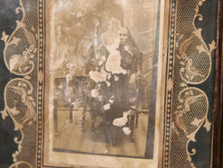 vecchia fotografia indiana raffigurante una donna, cornice e foto databili anni 70/80, pezzo unico conservato originale. legno e foto .  dimensioni cornice 27x23 cm   per ulteriori info o dettagli mail info@etniko.it whatsapp 0039 3338778241  instagram / facebook / etsy : etnikobycrosato