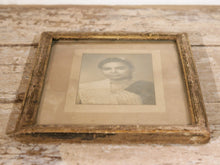 Carica l&#39;immagine nel visualizzatore di Gallery, vecchia fotografia indiana raffigurante una donna, cornice e foto databili anni 70/80, pezzo unico conservato originale. legno e foto .  dimensioni cornice 24 x 28 cm   per ulteriori info o dettagli mail info@etniko.it whatsapp 0039 3338778241  instagram / facebook / etsy : etnikobycrosato