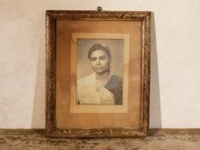 Carica l&#39;immagine nel visualizzatore di Gallery, vecchia fotografia indiana raffigurante una donna, cornice e foto databili anni 70/80, pezzo unico conservato originale. legno e foto .  dimensioni cornice 24 x 28 cm   per ulteriori info o dettagli mail info@etniko.it whatsapp 0039 3338778241  instagram / facebook / etsy : etnikobycrosato