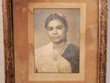 Carica l&#39;immagine nel visualizzatore di Gallery, vecchia fotografia indiana raffigurante una donna, cornice e foto databili anni 70/80, pezzo unico conservato originale. legno e foto .  dimensioni cornice 24 x 28 cm   per ulteriori info o dettagli mail info@etniko.it whatsapp 0039 3338778241  instagram / facebook / etsy : etnikobycrosato