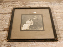 Carica l&#39;immagine nel visualizzatore di Gallery, vecchia fotografia indiana raffigurante una donna, cornice e foto databili anni 70/80, pezzo unico conservato originale. legno e foto .  dimensioni cornice 22 x 30 cm   per ulteriori info o dettagli mail info@etniko.it whatsapp 0039 3338778241  instagram / facebook / etsy : etnikobycrosato