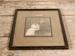 vecchia fotografia indiana raffigurante una donna, cornice e foto databili anni 70/80, pezzo unico conservato originale. legno e foto .  dimensioni cornice 22 x 30 cm   per ulteriori info o dettagli mail info@etniko.it whatsapp 0039 3338778241  instagram / facebook / etsy : etnikobycrosato