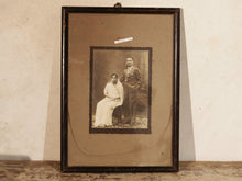Carica l&#39;immagine nel visualizzatore di Gallery, vecchia fotografia indiana raffigurante una donna, cornice e foto databili anni 70/80, pezzo unico conservato originale. legno e foto .  dimensioni cornice 22 x 30 cm   per ulteriori info o dettagli mail info@etniko.it whatsapp 0039 3338778241  instagram / facebook / etsy : etnikobycrosato