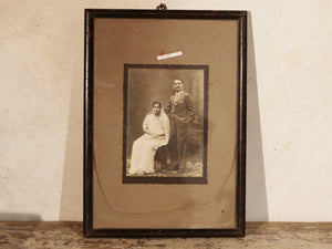 vecchia fotografia indiana raffigurante una donna, cornice e foto databili anni 70/80, pezzo unico conservato originale. legno e foto .  dimensioni cornice 22 x 30 cm   per ulteriori info o dettagli mail info@etniko.it whatsapp 0039 3338778241  instagram / facebook / etsy : etnikobycrosato