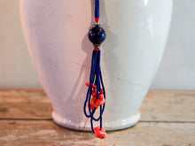 Carica l&#39;immagine nel visualizzatore di Gallery, collana indiana in corallo e lapis. assemblata artigianalmente, pezzo unico .  peso totale 48 gr, lunghezza totale 82cm   per ulteriori info o foto info@etniko.it 0039 3338778241 fb , ig etniko by crosato