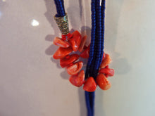 Carica l&#39;immagine nel visualizzatore di Gallery, collana indiana in corallo e lapis. assemblata artigianalmente, pezzo unico .  peso totale 48 gr, lunghezza totale 82cm   per ulteriori info o foto info@etniko.it 0039 3338778241 fb , ig etniko by crosato