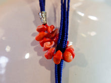 Carica l&#39;immagine nel visualizzatore di Gallery, collana indiana in corallo e lapis. assemblata artigianalmente, pezzo unico .  peso totale 48 gr, lunghezza totale 82cm   per ulteriori info o foto info@etniko.it 0039 3338778241 fb , ig etniko by crosato