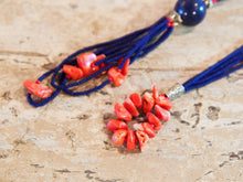 Carica l&#39;immagine nel visualizzatore di Gallery, collana indiana in corallo e lapis. assemblata artigianalmente, pezzo unico .  peso totale 48 gr, lunghezza totale 82cm   per ulteriori info o foto info@etniko.it 0039 3338778241 fb , ig etniko by crosato