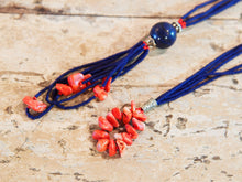 Carica l&#39;immagine nel visualizzatore di Gallery, collana indiana in corallo e lapis. assemblata artigianalmente, pezzo unico .  peso totale 48 gr, lunghezza totale 82cm   per ulteriori info o foto info@etniko.it 0039 3338778241 fb , ig etniko by crosato