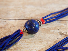 Carica l&#39;immagine nel visualizzatore di Gallery, collana indiana in corallo e lapis. assemblata artigianalmente, pezzo unico .  peso totale 48 gr, lunghezza totale 82cm   per ulteriori info o foto info@etniko.it 0039 3338778241 fb , ig etniko by crosato