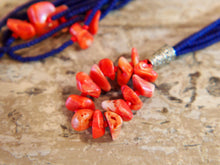 Carica l&#39;immagine nel visualizzatore di Gallery, collana indiana in corallo e lapis. assemblata artigianalmente, pezzo unico .  peso totale 48 gr, lunghezza totale 82cm   per ulteriori info o foto info@etniko.it 0039 3338778241 fb , ig etniko by crosato