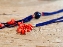 Carica l&#39;immagine nel visualizzatore di Gallery, collana indiana in corallo e lapis. assemblata artigianalmente, pezzo unico .  peso totale 48 gr, lunghezza totale 82cm   per ulteriori info o foto info@etniko.it 0039 3338778241 fb , ig etniko by crosato