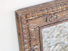 Carica l&#39;immagine nel visualizzatore di Gallery, Cornice Indiana Legno Di Teak Intarsiata.  Dimensioni 57x68 profondità 5cm.   per ulteriori info o foto info@etniko.it 0039 3338778241 instagram / facebook / etsy : etnikobycrosato