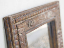 Carica l&#39;immagine nel visualizzatore di Gallery, Cornice Indiana Legno Di Teak Intarsiata.  Dimensioni 57x68 profondità 5cm.   per ulteriori info o foto info@etniko.it 0039 3338778241 instagram / facebook / etsy : etnikobycrosato