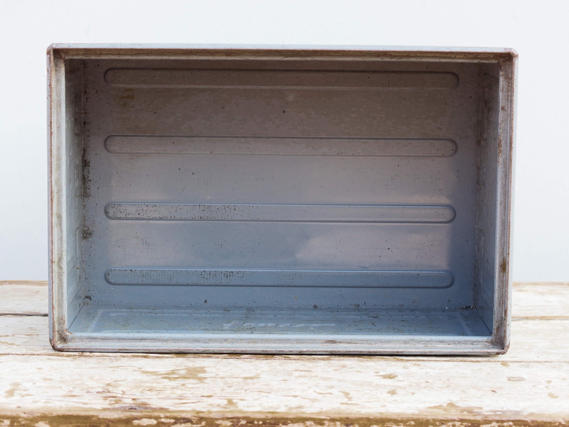 cassetta in metallo con manici ai lati, accessorio vintage da appoggio o da appendere a parete.  ideale come portariviste, portapiante, portaoggetti.... , impilabile. box industriale anni 90 originale .   dimensioni 48x31xh20cm.  disponibili oltre 100 pezzi, per info, foto e spedizione combinata contattare : per ulteriori info o foto info@etniko.it 0039 3338778241 whatsapp. instagram , facebook, etsy : etnikobycrosato   